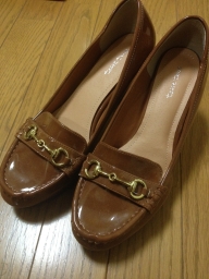 【キャメル】エナメルパンプス